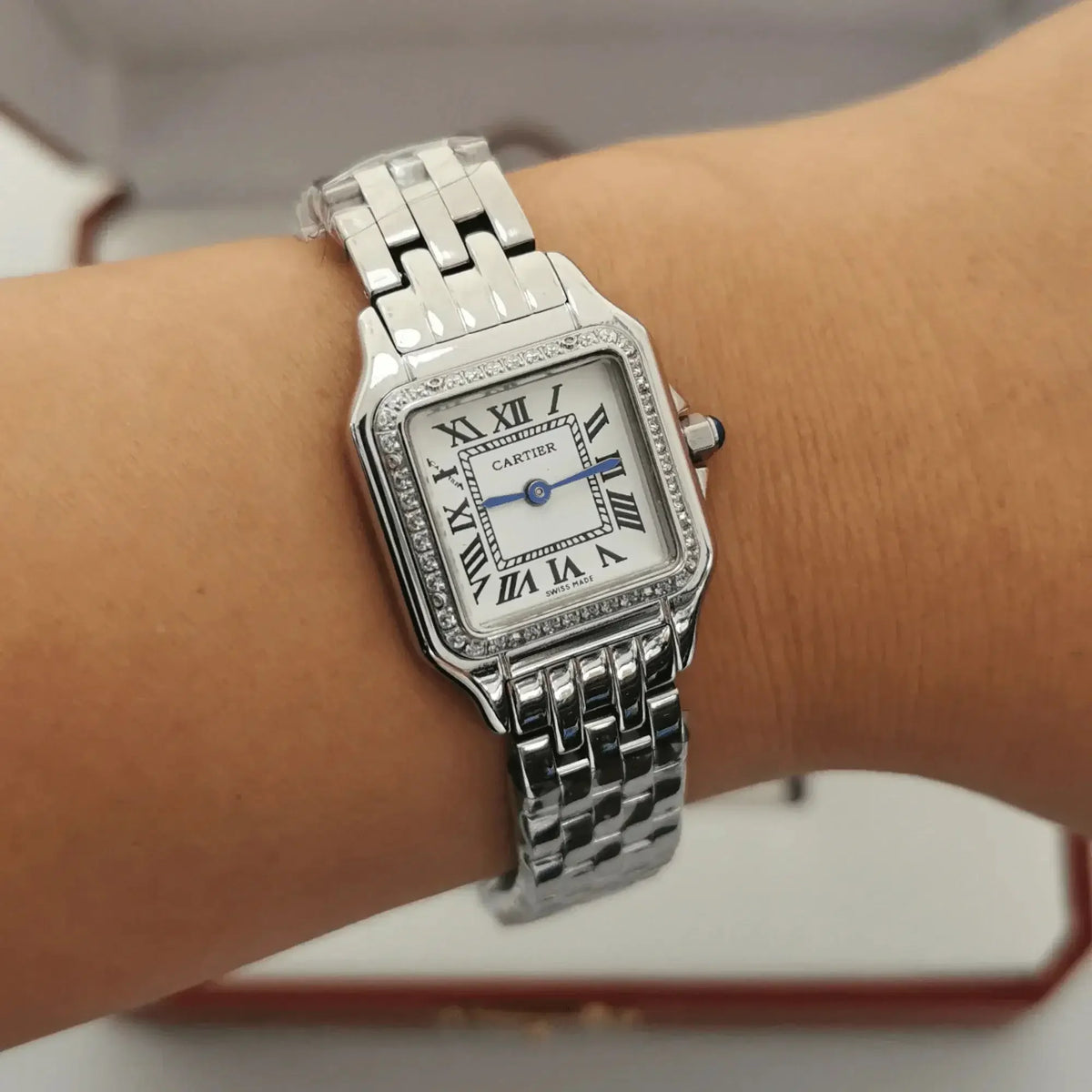 Relógio Cartier Panthère prata com mostrador quadrado e números romanos, no pulso